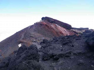 【緊急速報】ニコ生主、富士山頂に昇って滑落し転落　死亡か？ 
