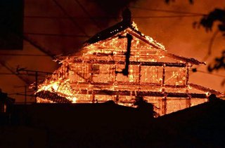 【沖縄】首里城で火災「正殿」などが全焼 那覇