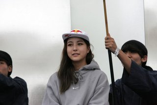  高梨沙羅がレッドブル・ボックスカート・レース東京の審査員として登場