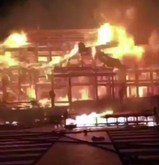 首里城炎上、至近距離で撮影は消防職員　ネットで拡散