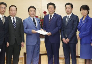 安倍首相が皇位継承に関する提言を受理「男系の重みなどを踏まえ検討」