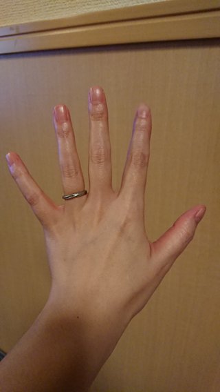 この手、何歳にみえる？