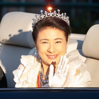 雅子さまのティアラがキラリ 決定的瞬間