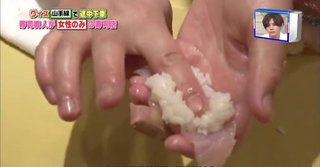 絆創膏を貼った指で寿司を握る女性職人が炎上してるけど皆は気にする？