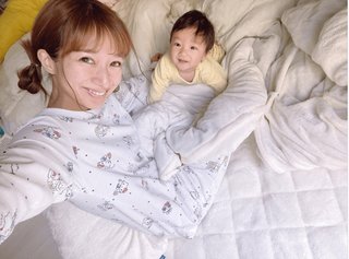 辻希美、“ご機嫌さん”三男と布団の上で朝のリラックスショット公開「平和な朝を…」