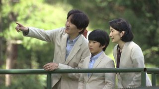 紀子さま、悠仁さま「帝王学」めぐり、秋篠宮殿下と「大喧嘩」　傘をナマズ池に投げ捨てる