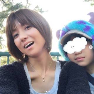 hitomi、“パパなし”子どもたちとのディズニーショットに
