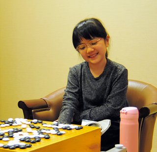 １０歳仲邑初段「思ったより早く」１０勝目　十段戦予選