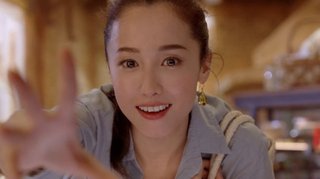 目の上が凹んでる