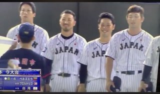 野球選手の国歌斉唱中にニヤニヤどう思う？