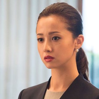 目の上が凹んでる