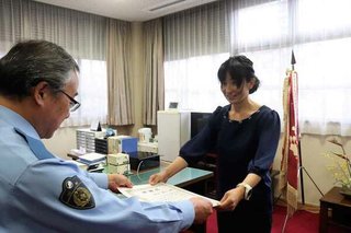 【滋賀】山で迷子の男児救助、宿題の話で不安和らげる　女性教諭に感謝状