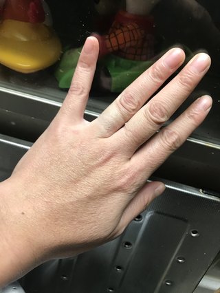 この手、何歳にみえる？