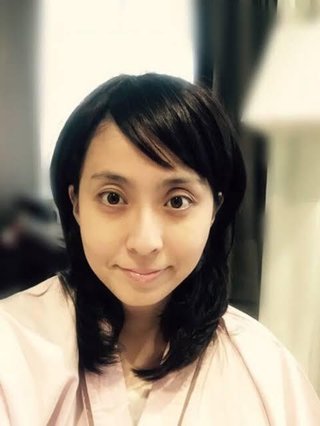 目の上が凹んでる