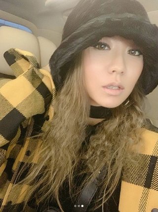 倖田來未“セルフパーマ”の髪型披露で「片一方だけすんごい勢いでクルンクルン…」