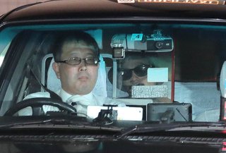 大麻取締法違反の国母被告、保釈　猛スピードのタクシーで湾岸署を立ち去る