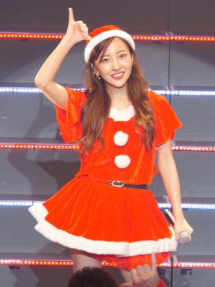 板野友美　ミニスカサンタ姿で熱唱！AKB時代の仲間は次々結婚「私はどうしたらいいんだろ～」