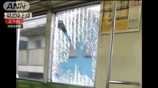 快速電車の窓ガラスが走行中突然割れる