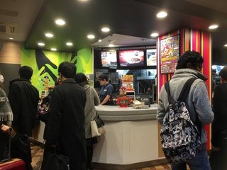 【東京】マックの列で泣く２歳児の腹蹴る　専門学校生（23）を逮捕