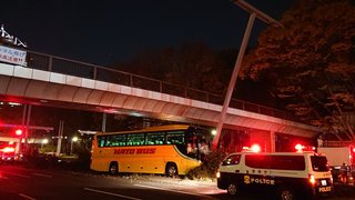 東京都庁前で交通事故　はとバスとタクシーが衝突し大破　男性死亡　運ちゃん現逮