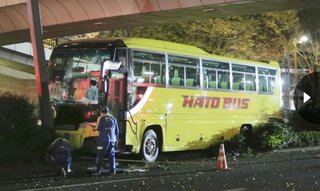 はとバス、車に追突し乗り上げ　下敷きの男性死亡、東京・新宿