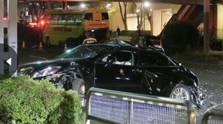 はとバス、車に追突し乗り上げ　下敷きの男性死亡、東京・新宿