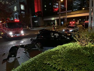 東京都庁前で交通事故　はとバスとタクシーが衝突し大破　男性死亡　運ちゃん現逮