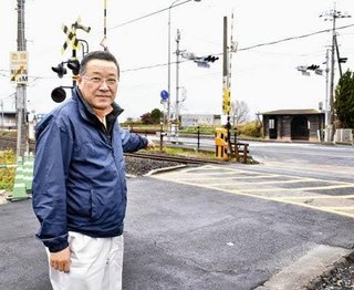 【島根】踏切脱輪の女性を救助　女子中学生２人と男性