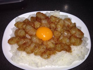 いま流行の海老ユッケ丼作ってみたんだけど、どうだ？ 