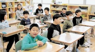 【福島】戻った教室笑顔で登校　郡山・小泉小で授業再開