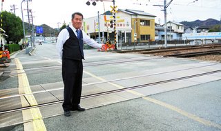 【兵庫】踏切内で車立ち往生　タクシー運転手（67）ら連係プレーで救出