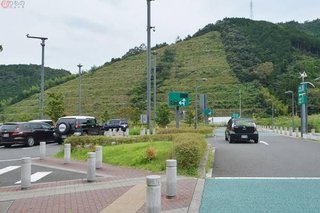 高速SAなどの斜め前向き駐車、要注意【新東名ではバック駐車に変更】事故起きやすいワケ
