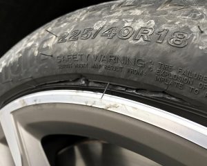 キャッツアイを踏みパンク　増加の背景にタイヤの低偏平化