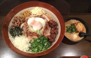 この油そばを完食するだけで一万円もらえる神キャンペーン！！皆今すぐ急げ！