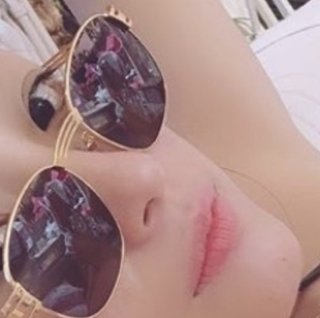【悲報】木下優樹菜さん、乾貴士愛用の帽子がインスタで何故か写りこんでしまう
