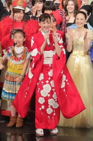 綾瀬はるか【紅白司会でミス連発も切り開いた新たな司会者の新境地】