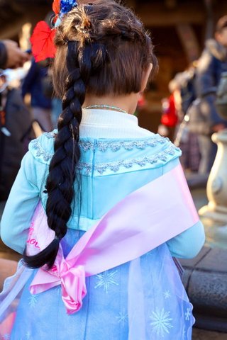 男の子もプリンセスになれる！　ディズニーランドで「エルサ」になる夢をかなえた男の子が話題に
