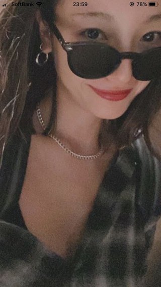 【悲報】木下優樹菜さん、乾貴士愛用の帽子がインスタで何故か写りこんでしまう