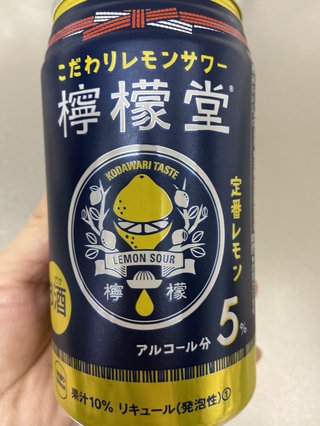 ピザ食べてワイン飲んでるよ！！