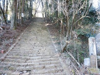 初詣中【参道１００段目から転落】男性（77）死亡