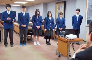 昼休みの昼寝で学力アップ　千葉市立稲毛高生が提案、市長賞に