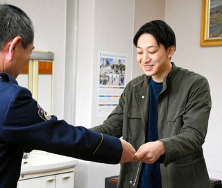 ホームに女性転落　大学生が救助