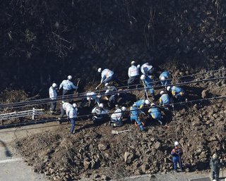 【神奈川】逗子で斜面崩落　1人死亡　通行中の18歳女性か