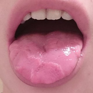 舌をドアップで撮ってみたらちょっとエロくてワロタ