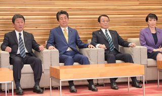 休校中の学童保育負担「経費は政府が払う」 麻生財務大臣