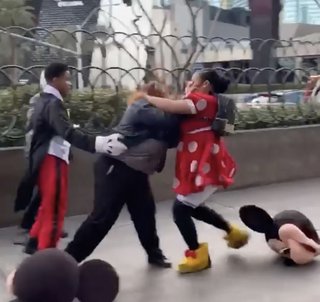 ラスベガスの路上で子供たちの夢が崩れる