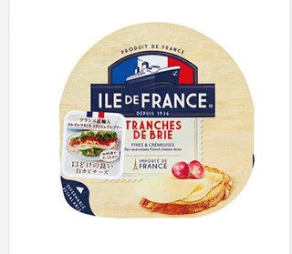 ピザ食べてワイン飲んでるよ！！