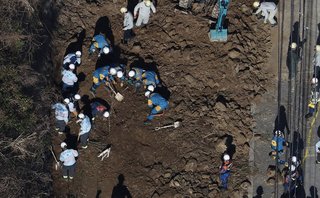 【神奈川】逗子で斜面崩落　1人死亡　通行中の18歳女性か