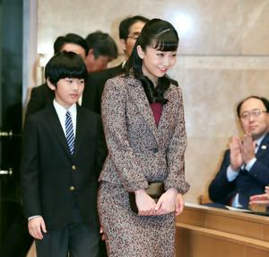 佳子さまの巻き髪が一昔前の君島十和子みたいになってる