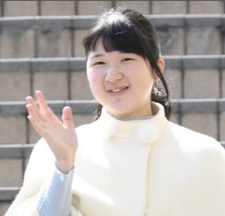 佳子さまの巻き髪が一昔前の君島十和子みたいになってる